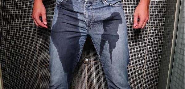  Guy pee inside his jeans and cumshot on end